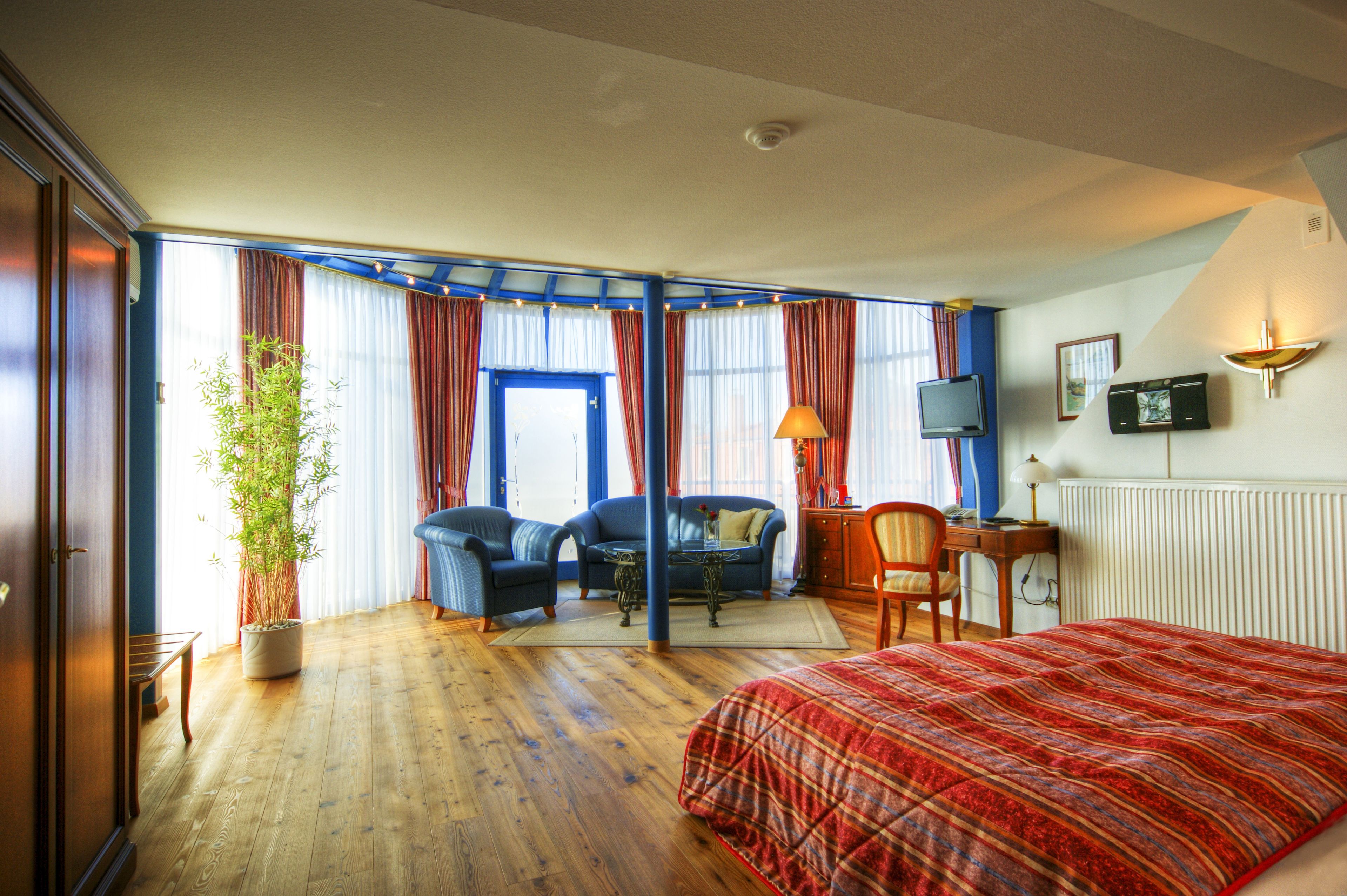 junior suite | in-room safe, individually furnished, blackout curtains, soundproofing