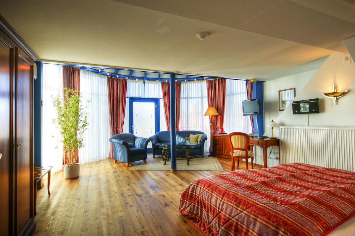 junior suite | in-room safe, individually furnished, blackout curtains, soundproofing