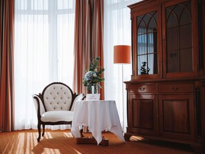 Privilege, Suite, 1 Doppelbett und Schlafsofa, Badewanne | Verdunkelungsvorhänge, kostenlose Babybetten, Zustellbetten