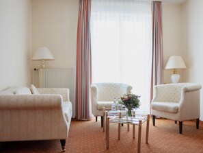 Privilege, Suite, 1 Double Bed with Sofa bed, Bathtub | Blackout drapes, free cribs/infant beds, rollaway beds, free WiFi