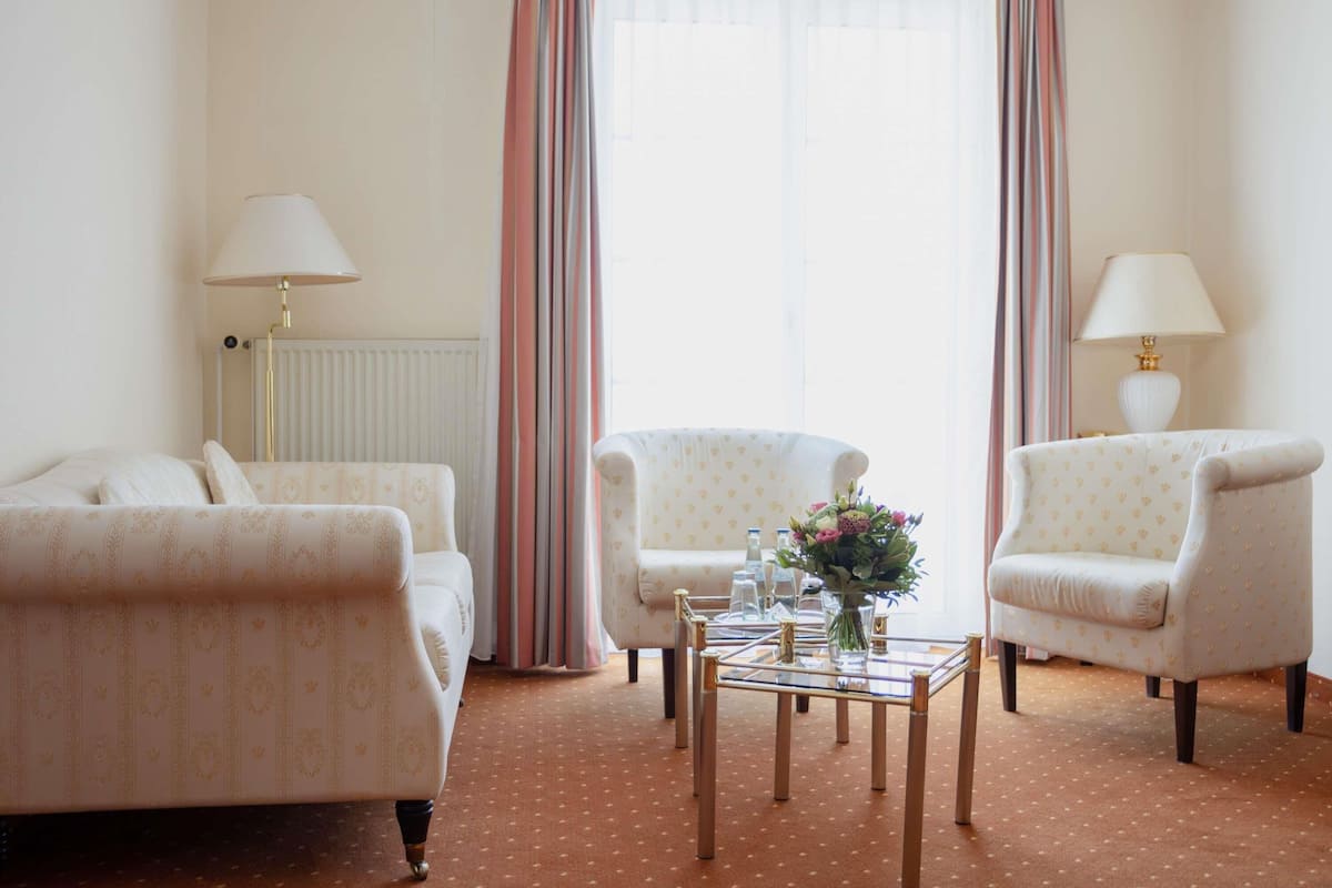 Privilege, Suite, 1 Double Bed with Sofa bed, Bathtub | Blackout drapes, free cribs/infant beds, rollaway beds, free WiFi