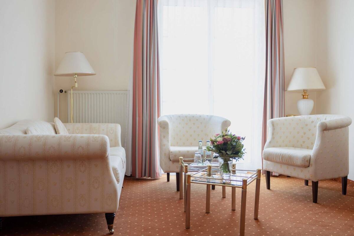 Privilege, Suite, 1 Double Bed with Sofa bed, Bathtub | Blackout drapes, free cribs/infant beds, rollaway beds, free WiFi