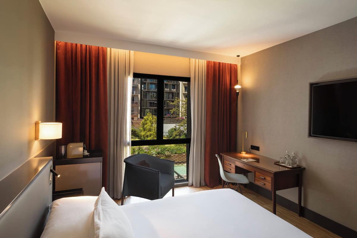 Premium bedding, minibar, in-room safe, desk