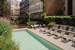 Piscine extérieure, chaises longues