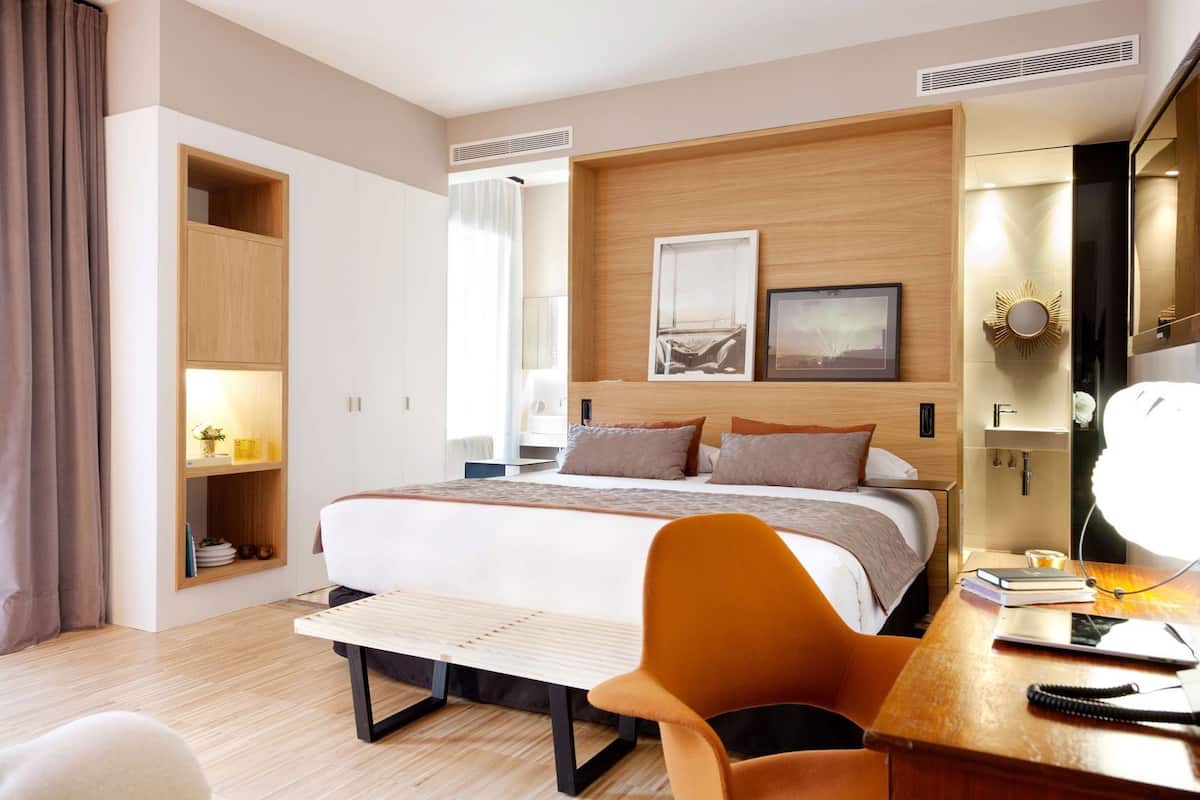 Premium bedding, minibar, in-room safe, desk