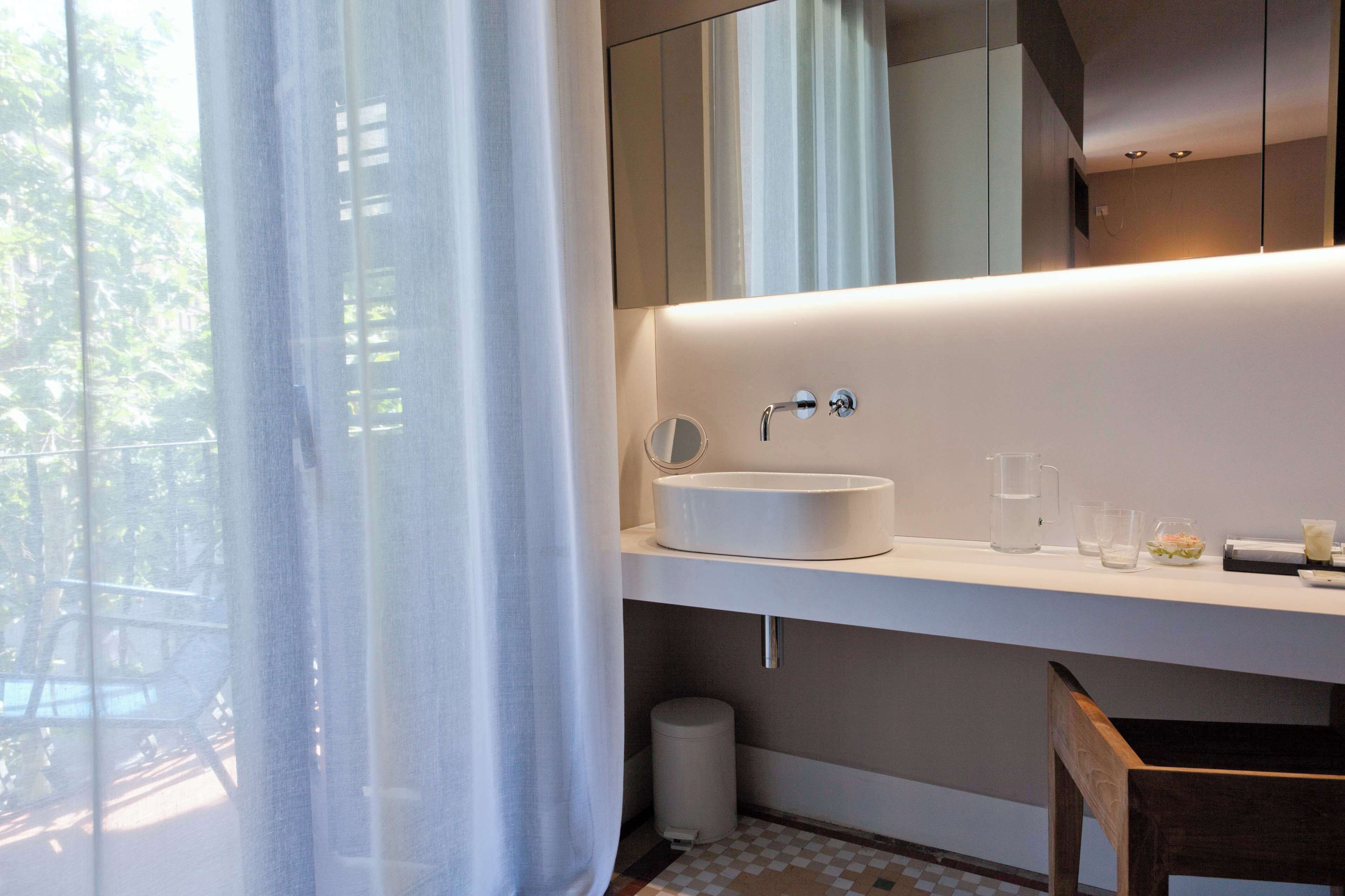 junior suite, 1 king bed | bathroom | free toiletries, hair dryer, towels