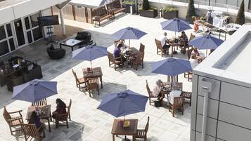 Breakfast, lunch, dinner served; international cuisine