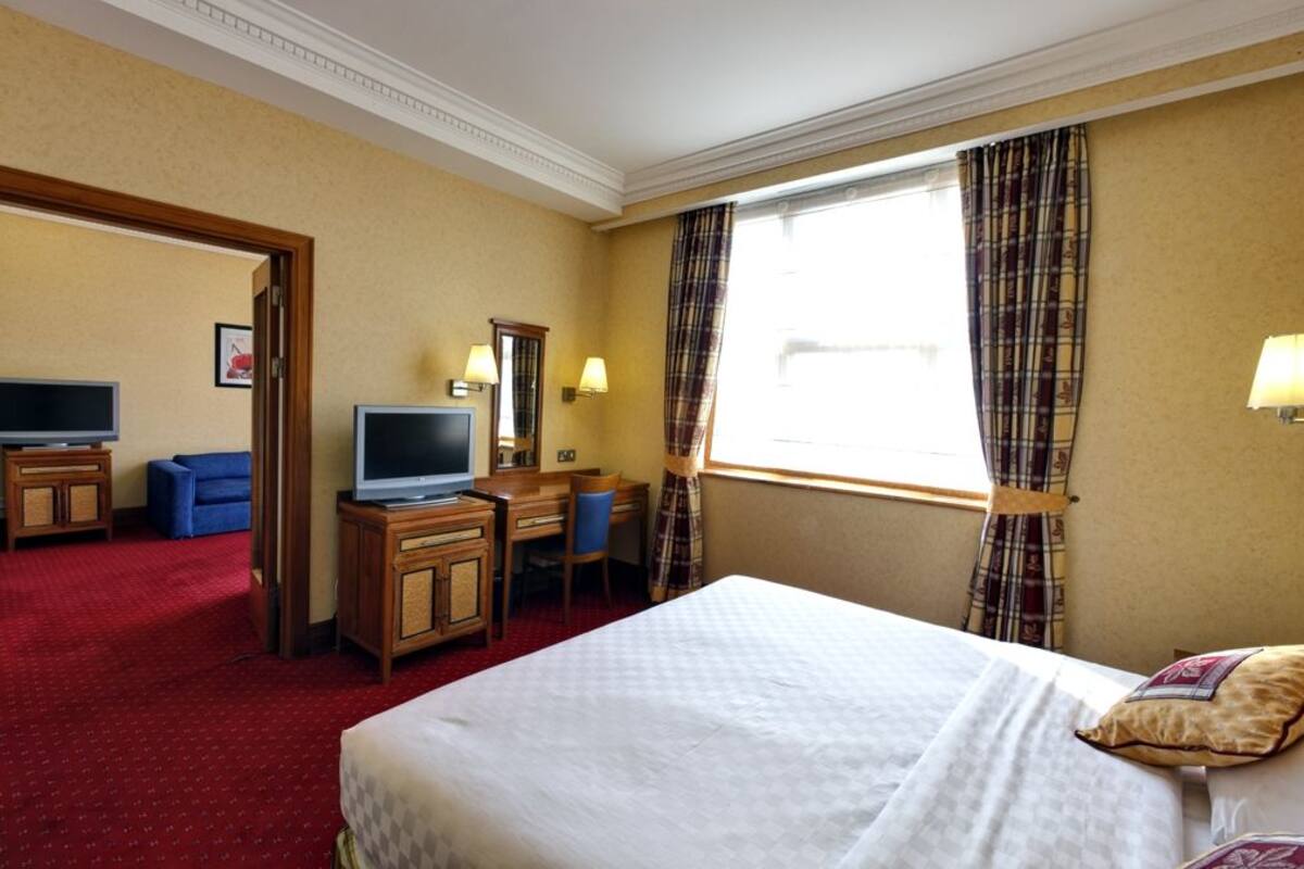 Apartment, 1 Bedroom | Hypo-allergenic bedding, minibar, in-room safe, desk
