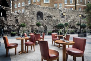 Breakfast, lunch, dinner served; Mediterranean cuisine - Leonardo Royal Hotel London City - Tower of London (London)