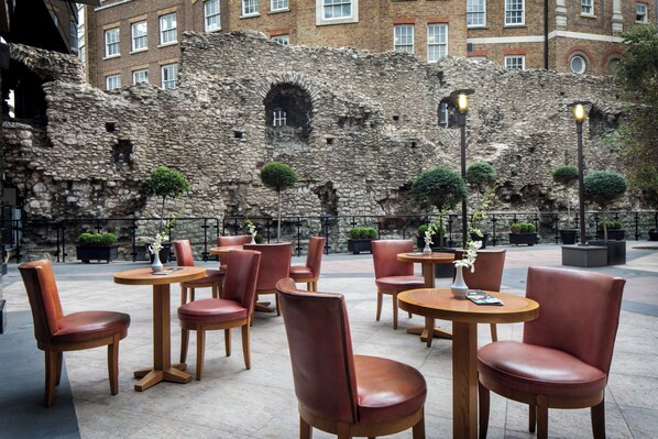 Breakfast, lunch, dinner served; local and international cuisine  - Leonardo Royal Hotel London City - Tower of London (London)