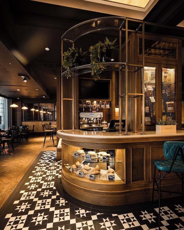 Breakfast, lunch, dinner served; Mediterranean cuisine - Leonardo Royal Hotel London City - Tower of London (London)