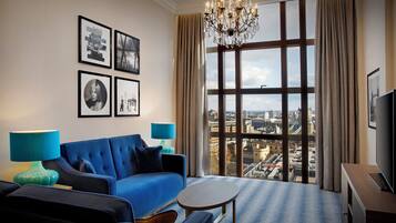 Executive Suite | Premium bedding, in-room safe, desk, blackout drapes