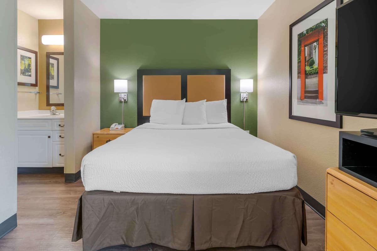 Deluxe Studio, 1 Queen Bed with Sofa bed, Accessible, Non Smoking | Desk, iron/ironing board, free WiFi, bed sheets