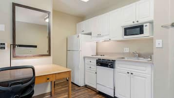 Estudio Deluxe, 1 cama King size y sofá cama, para no fumadores | Cocina privada | Refrigerador, microondas y parrilla de estufa