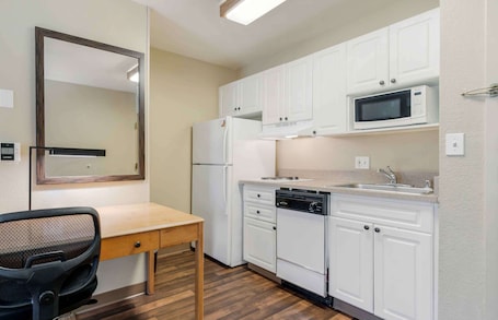 Deluxe Studio, 1 King Bed with Sofa bed, Non Smoking | Private kitchen | Fridge, microwave, stovetop