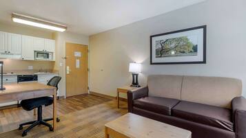 Studio Deluks, 1 Tempat Tidur King dengan tempat tidur Sofa, Bebas Asap Rokok | Meja kerja, setrika/meja setrika, Wi-Fi gratis, dan seprai linen