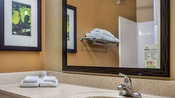 Combined shower/bathtub, free toiletries, hair dryer, towels