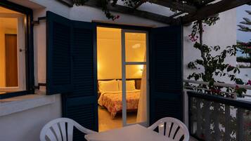 Studio Classique, vue jardin | 1 chambre, coffres-forts dans les chambres, bureau