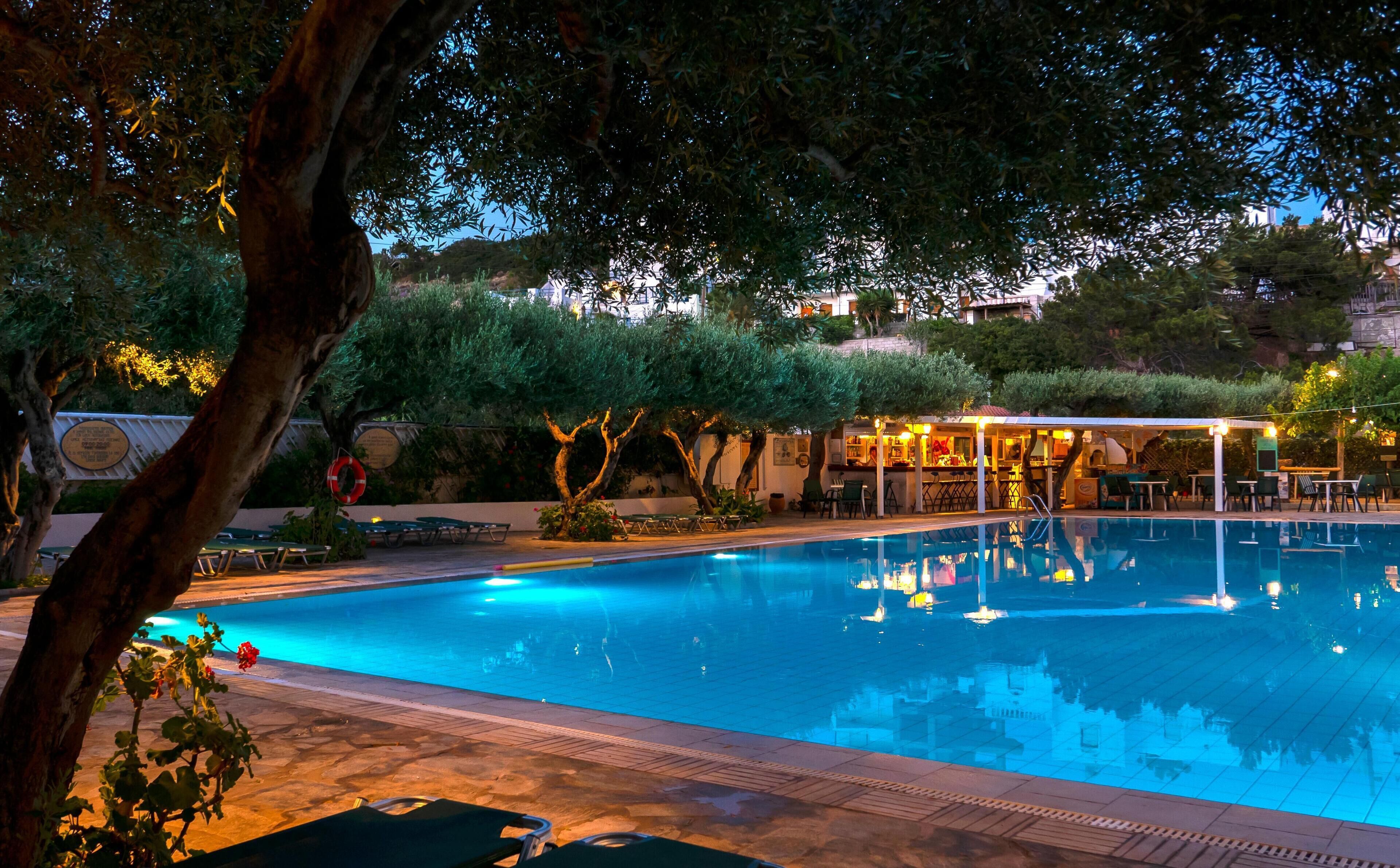 Een seizoensgebonden buitenzwembad en parasols bij het zwembad