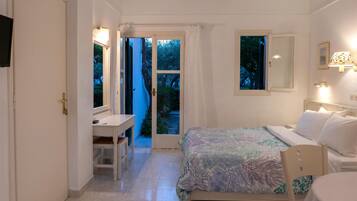 Studio Classique, vue jardin | 1 chambre, coffres-forts dans les chambres, bureau