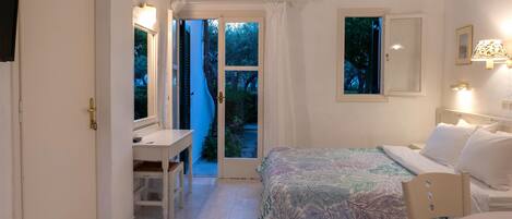 Studio phong cách cổ điển, quang cảnh vườn | 1 phòng ngủ, két bảo mật tại phòng, bàn, bàn ủi/dụng cụ ủi quần áo