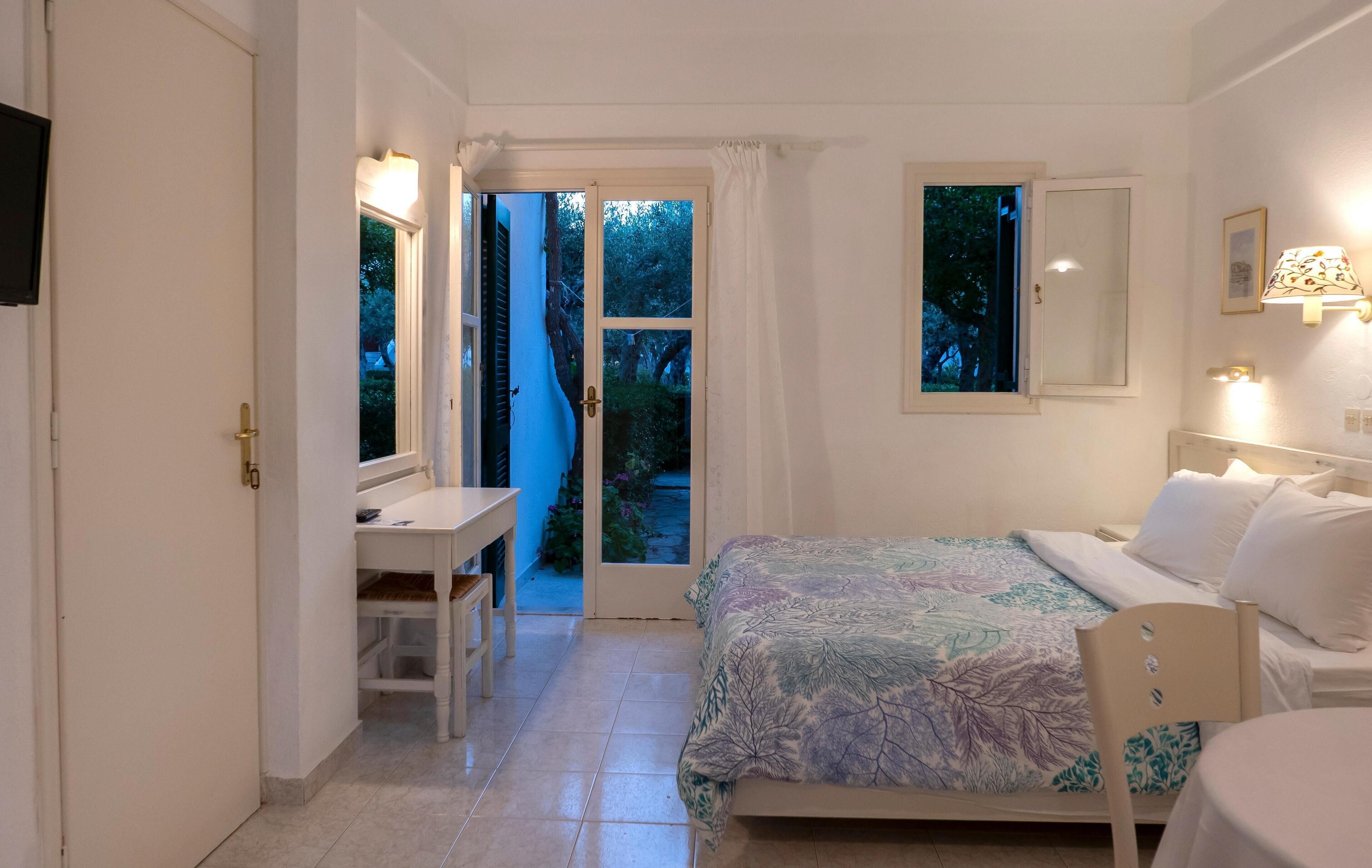 خزنة داخل الغرفة ومكتب ومكواة/لوح كي وأسرّة أطفال/رضّع (مجانًا)