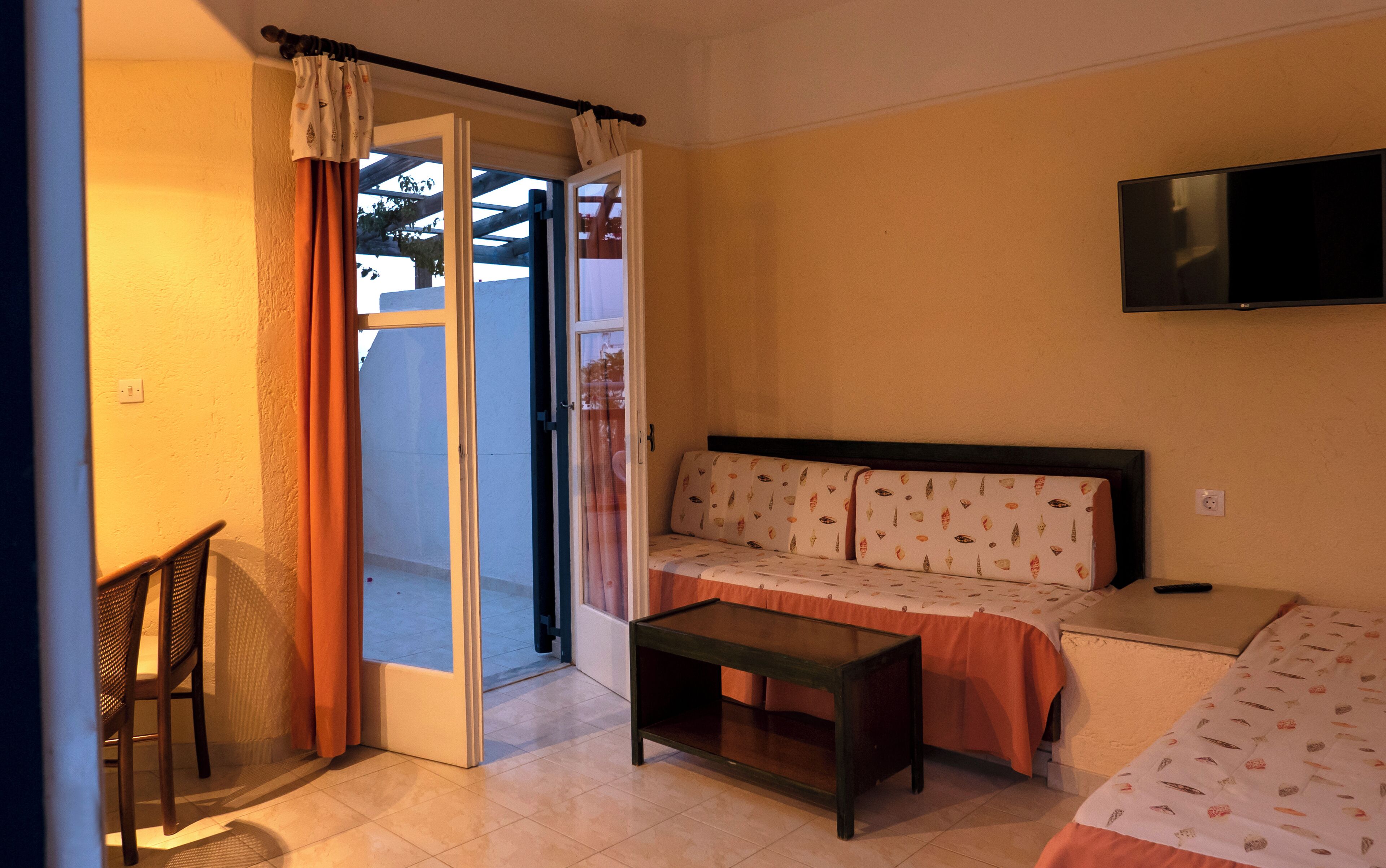 Family Studio, Garden View (Friends) | In-room safe, desk, iron/ironing board, free cribs/infant beds