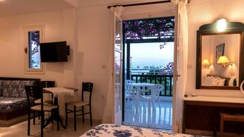 房內夾萬、書桌、熨斗/熨衫板、免費嬰兒床