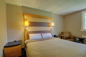Desk, iron/ironing board, free cribs/infant beds, free WiFi - Village Inn Annapolis MD  (Annapolis)