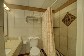 Combined shower/tub, hair dryer, towels - Village Inn Annapolis MD (Annapolis)