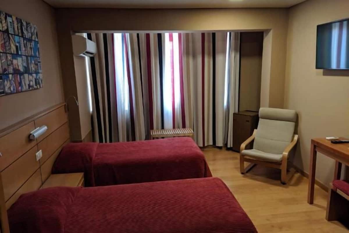 Frigobar, cofres nos quartos, cortinas blackout