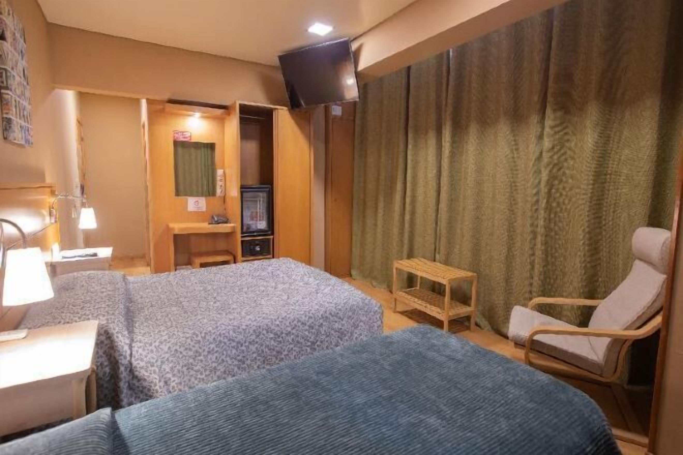 Frigobar, cofres nos quartos, cortinas blackout