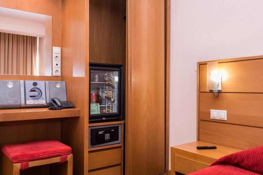 minibar, in-room safe, blackout curtains, iron/ironing board