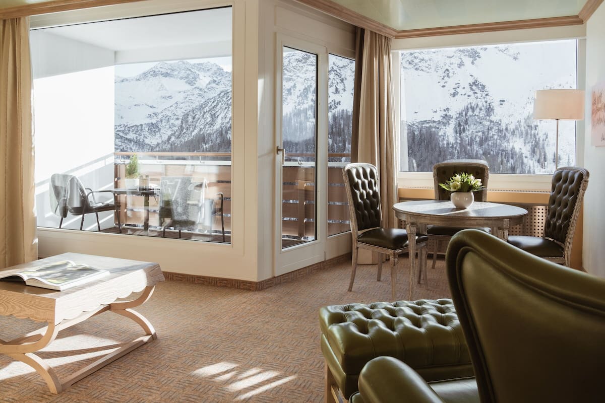 3 bedrooms, premium bedding, minibar, in-room safe