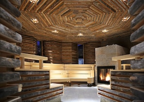Salas de tratamiento para parejas, un sauna, una bañera de hidromasaje