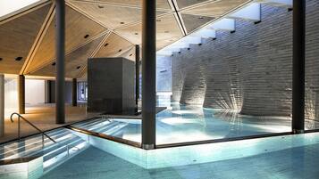 Piscina coperta, piscina all'aperto, lettini