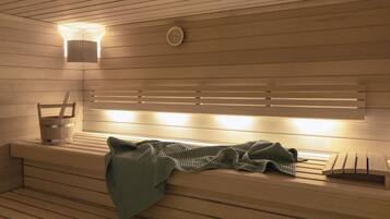 Un sauna avec des bancs en bois, un chauffage intégré aux bancs et une horloge fixée au mur.