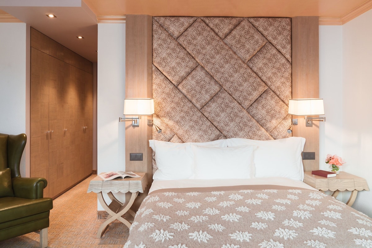 3 bedrooms, premium bedding, minibar, in-room safe