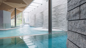 Couples treatment rooms, sauna, hot tub, steam room, body treatments