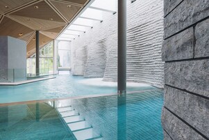 Salas de tratamiento para parejas, un sauna, una bañera de hidromasaje