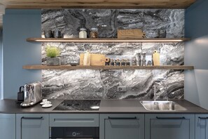 Two-Bedroom Mountain Loft | Ropa de cama de alta calidad y minibar 