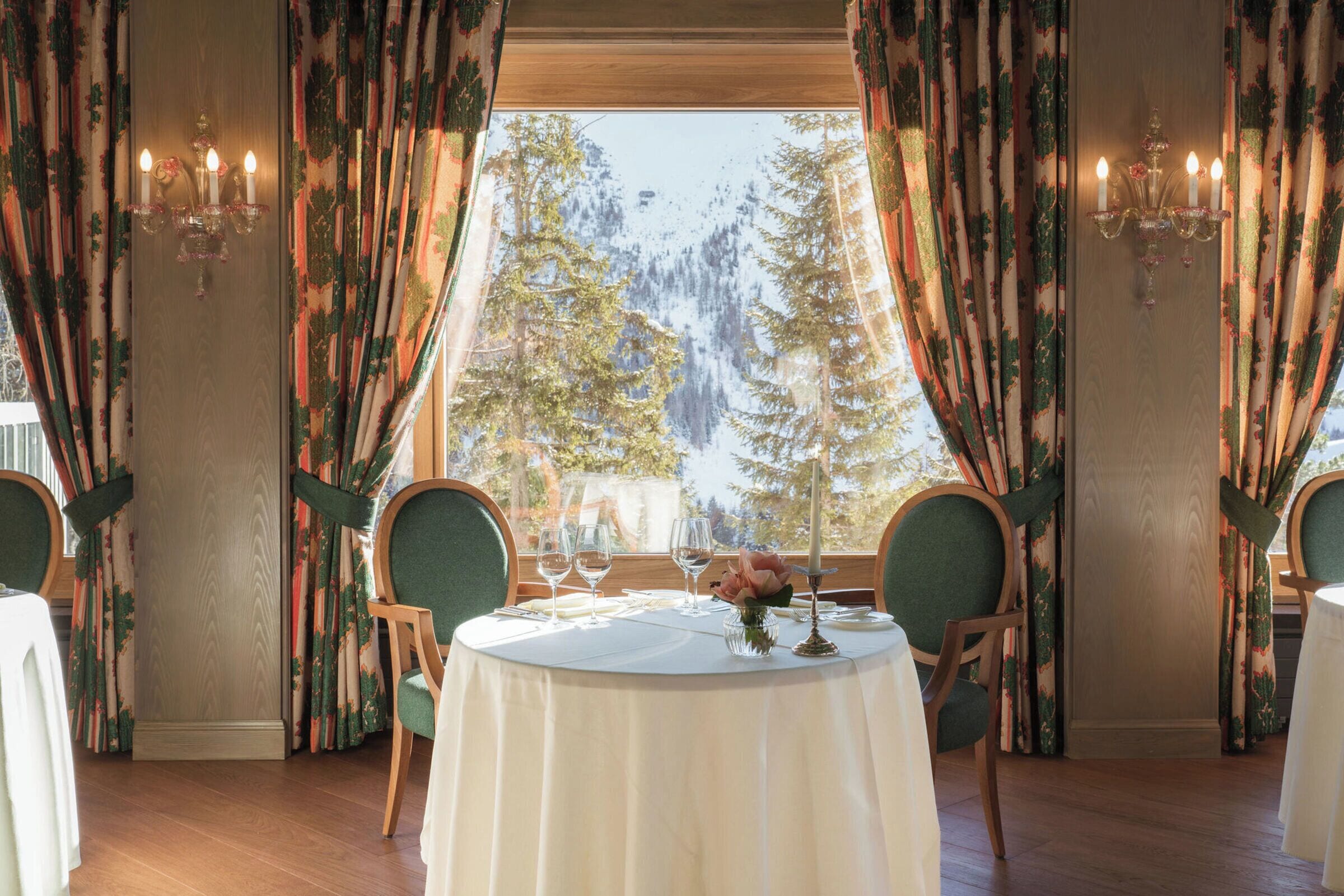 4 restaurants, breakfast, dinner served; international cuisine