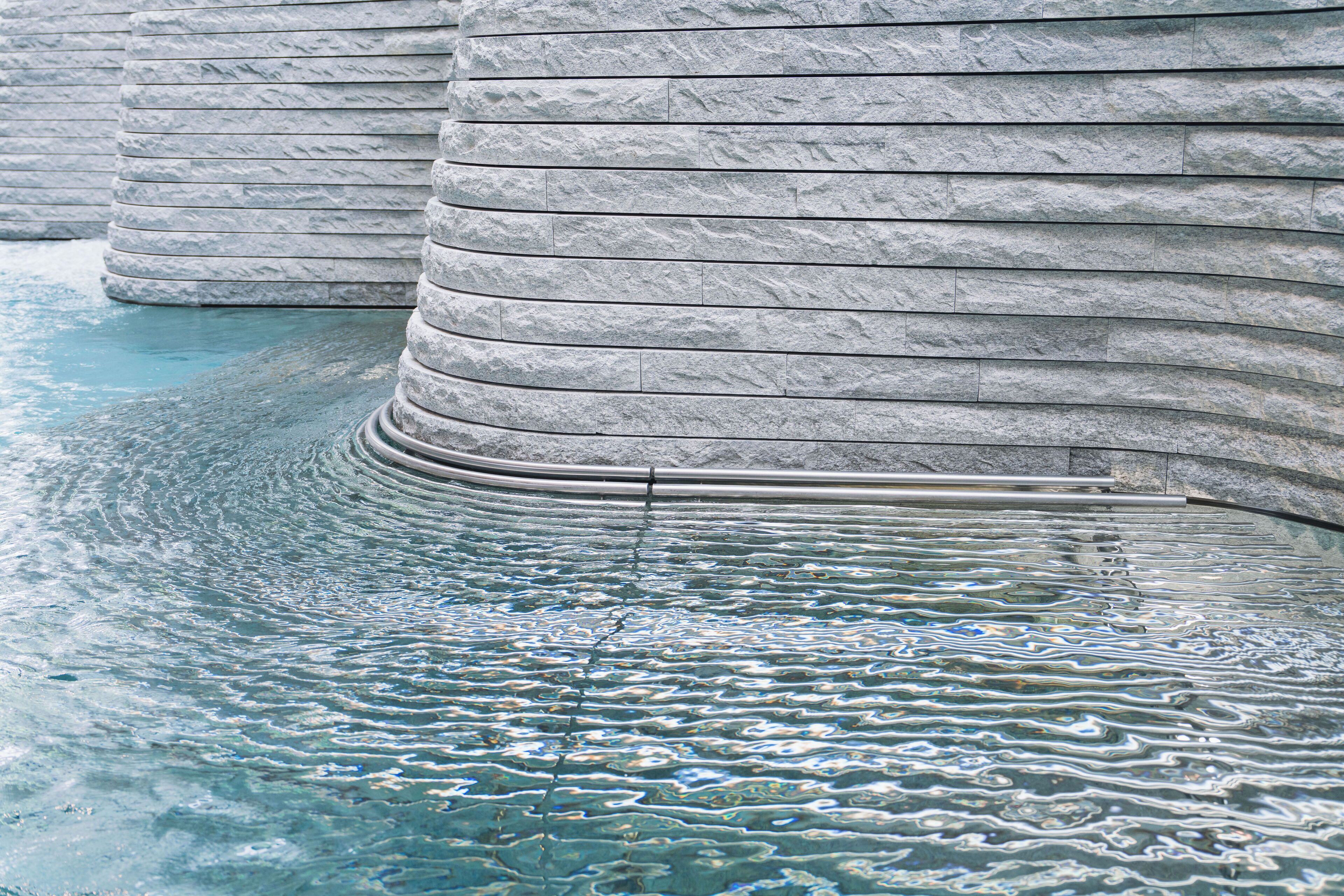 Piscina interna, piscina externa, espreguiçadeiras