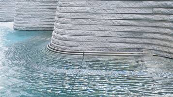 Innenpool, Außenpool, Liegestühle