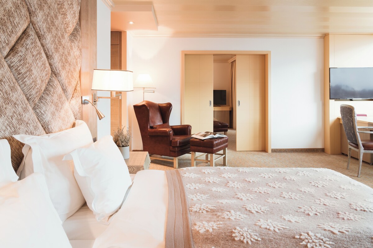 Suite South Facing (65sqm) | Premium bedding, minibar, in-room safe, WiFi (free)