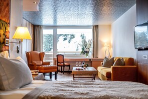 Junior suite (west) | Luxe beddengoed, een minibar, een kluis op de kamer