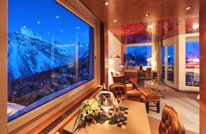 3 bedrooms, premium bedding, minibar, in-room safe