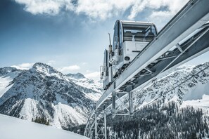 A mountain view with a ski lift structure. - Tschuggen Grand Hotel (Arosa)