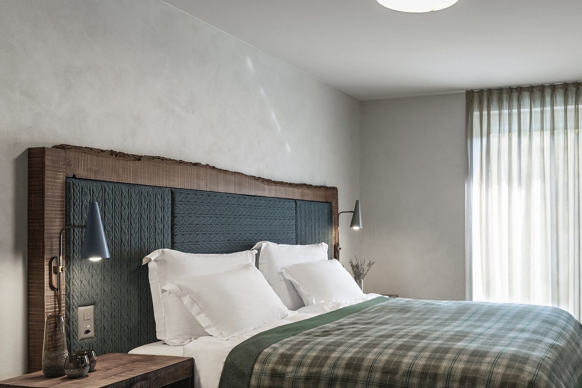 3 bedrooms, premium bedding, minibar, in-room safe