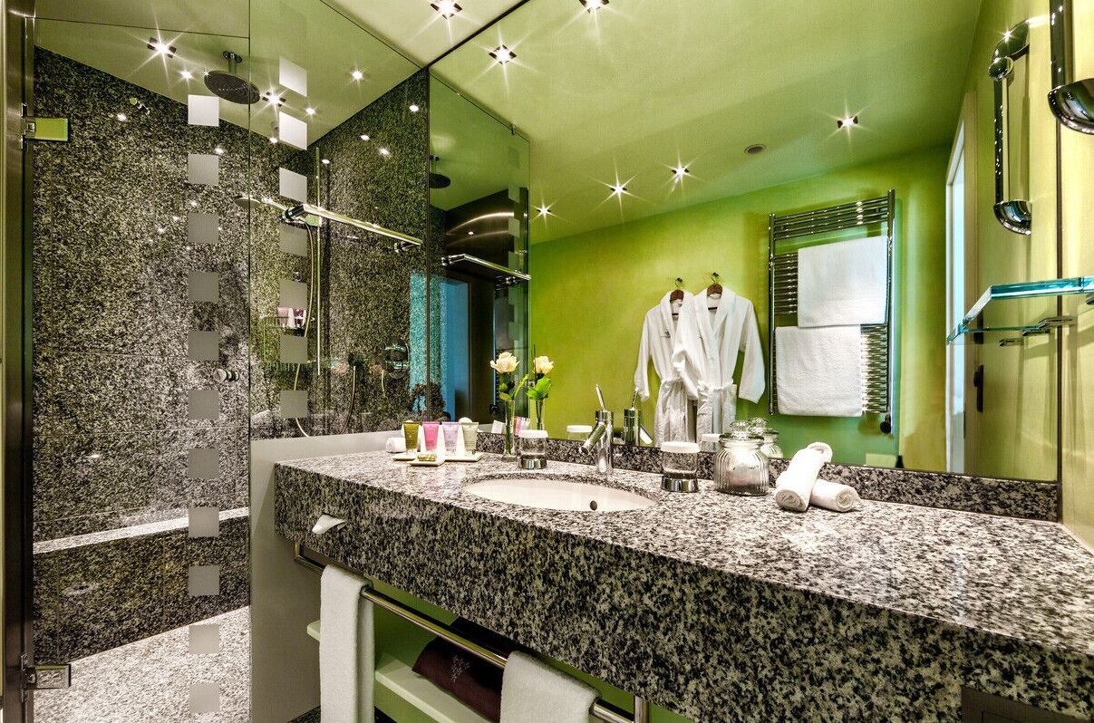 separate bathtub and shower, eco-friendly toiletries, hair dryer